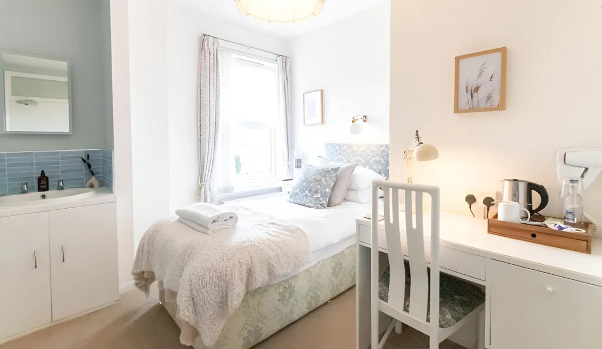 Single bed in a room at Poole Park House
