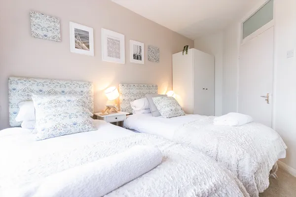 Twin bed room